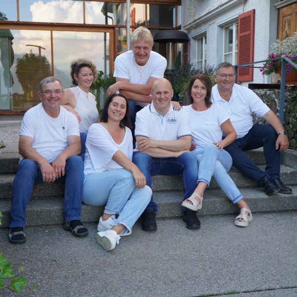 Ein Gruppenfoto der Theatergruppe Thüringerberg.