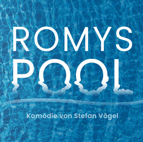 Ein weißer Schriftzug mit dem Titel "Romys Pool" vor einem blauen Pool.